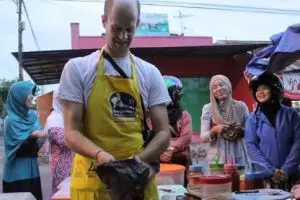 Luar biasa! 5 Bule ini rela kerja di Indonesia dengan profesi unik