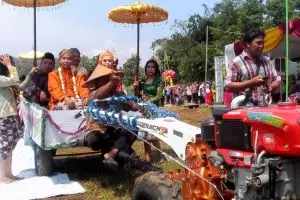 Gokil, nikah di atas traktor sambil berikrar jadi penyelamat bumi