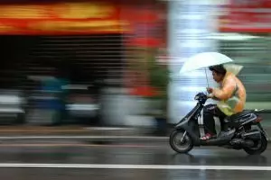 Kebiasaan sepele biker saat musim hujan ini ternyata salah lho