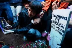 Heboh foto selfie di batu nisan Olga dikecam netizen!