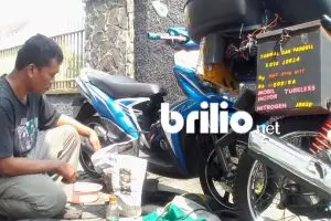 Pengalaman buruk dorong motor, Kasturi jadi penambal ban panggilan