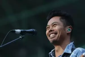 Dougy Mandagi, pemuda Indonesia yang mendunia menjadi vokalis band