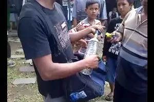 VIDEO: Pedagang ini jualan botol yang bisa bicara