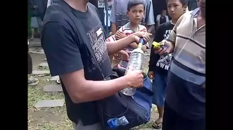 VIDEO: Pedagang ini jualan botol yang bisa bicara