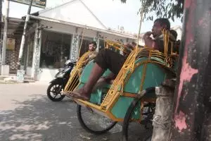 Di kampung ini banyak tukang becak yang fasih berbahasa Inggris!