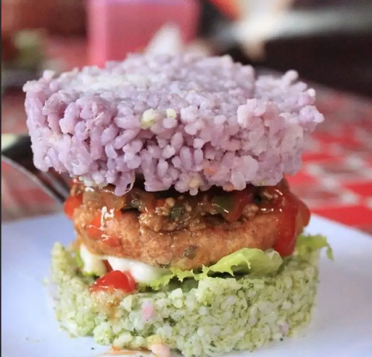 Sarjana matematika tekuni bisnis burger nasi warna-warni, top!