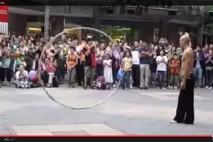 VIDEO: Atraksi hebat pria gundul berputar melayang di dalam lingkaran