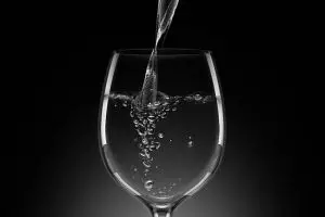 Ini alasan ilmiah kenapa gelas kaca warnanya disebut bening