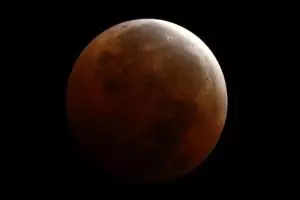 Ini yang perlu kamu lakukan saat blood moon sebagai muslim