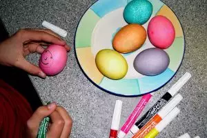 Ragam perayaan ini selalu memakai telur sebagai ikon khas