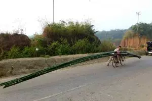 Kisah bakul bambu keliling 17 KM, dagangan berat 200 Kg panjang 40 M 