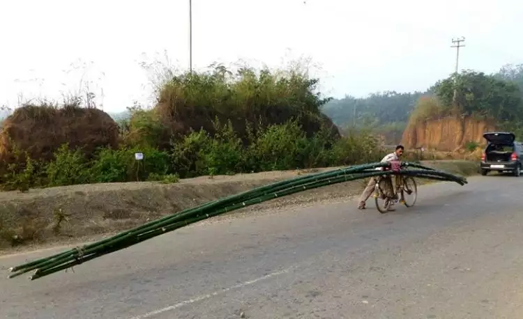 Kisah bakul bambu keliling 17 KM, dagangan berat 200 Kg panjang 40 M 