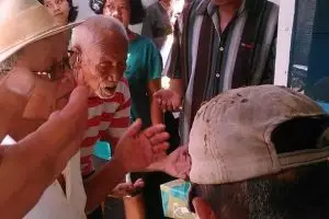 Tak lagi jadi pemulung, Mbah To kini punya warung kopi