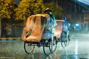 Tak rela tukang becak masuk angin, mahasiswa UGM bagikan 100 jas hujan