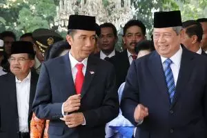 Kenapa para pejabat di Indonesia sering pakai peci?