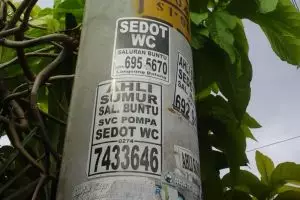 Dijamin 99,8% kamu menemukan iklan-iklan ini eksis di tiang listrik