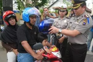 Bagikan helm gratis ke anak, aksi polisi Surabaya brilio!