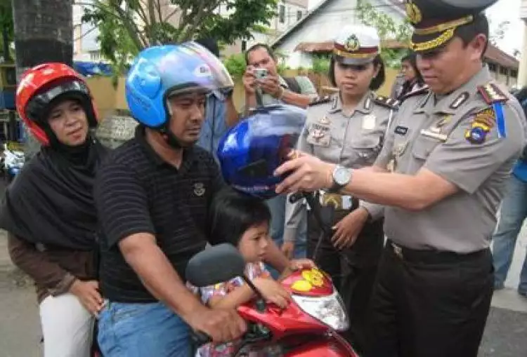 Bagikan helm gratis ke anak, aksi polisi Surabaya brilio!