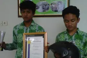 Dicap 'anak nakal', dua siswa SMP ini malah juara kompetisi sains