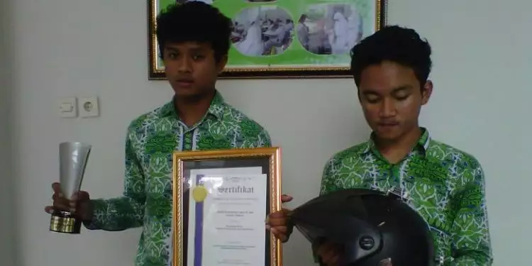 Dicap 'anak nakal', dua siswa SMP ini malah juara kompetisi sains