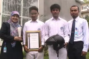 Canggihnya helm inovasi siswa SMP di Jogja, dilengkapi lampu sein unik