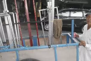 20 Tahun jualan jemuran Mbah Din belum berniat 'pensiun', salut!