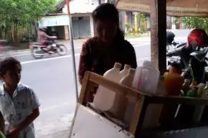 Sarjana Fisika penjual jamu keliling berinovasi pada produknya