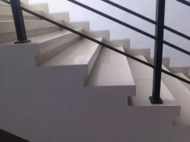 Konstruksi tangga ungkap kucing berjalan turun