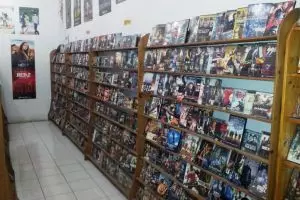 Rental CD yang tetap eksis di tengah pesatnya bioskop & online