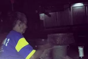 Enerjiknya Mbah Paini, umur 89 tahun jualan jagung bakar sejak 70-an