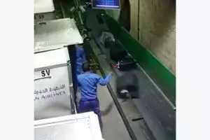 VIDEO: Terungkap, tas dalam bagasi pesawat sering dibanting!