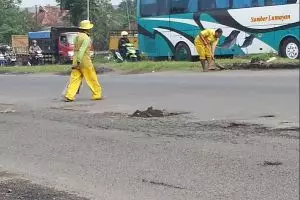 Mulianya 3 Petugas kebersihan ini tambal jalan berlubang dengan tanah