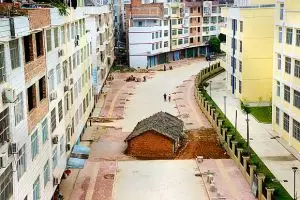 Ogah digusur, gubuk sederhana ini cuek dikelilingi apartemen mewah