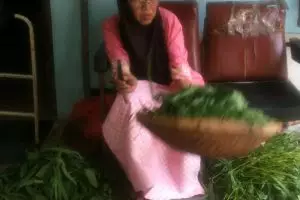 Demi surga, keterbatasan fisik tak halangi Supinah berbakti pada suami