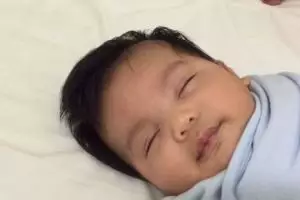 VIDEO: Sim salabim! Pakai cara ini bikin bayi tidur dalam 1 menit