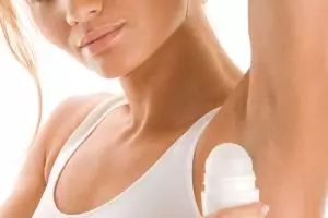 Selain pengusir bau badan, ini manfaat deodoran yang nggak kamu duga