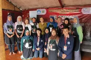 Mahasiswa ini buat batik ramah lingkungan dari daun apel, inovatif!