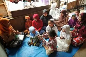 Cerita haru janda 13 anak, mengajar anak pemulung tanpa bayaran, top!