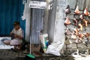 Kisah Syamsul, 32 tahun jualan sadel sepeda kuno