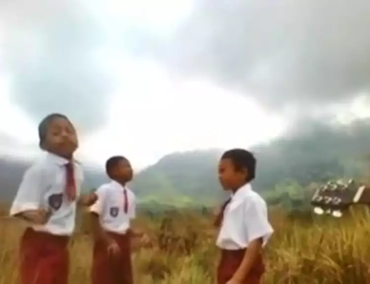VIDEO: Kocak dan keren, 3 anak SD ini merdu nyanyikan lagu Batak