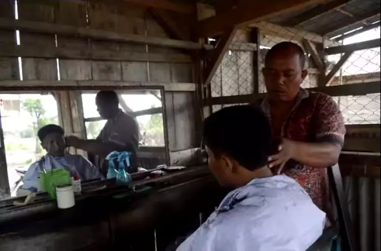 VIDEO: Semangat tukang cukur difabel mencari nafkah, salut!
