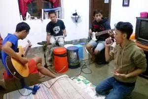 Pakai ember sebagai alat musik, band ini justru ngetop