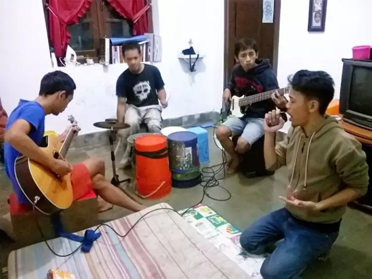 Pakai ember sebagai alat musik, band ini justru ngetop