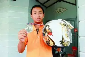 Setelah helm berpendingin, siswa ini ciptakan helm anti gegar otak