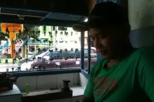 Dagangan mereka tak diperlukan sehari-hari, tapi rezeki selalu datang