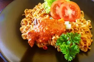 Nggak usah takut! Ini langkah masak mi instan sehat