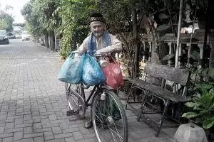 Mbah Asrori, kakek 92 tahun bersedekah 150 bungkus nasi setiap Jumat