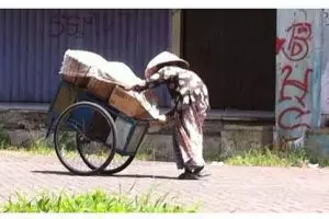 Nenek Ismundari, berjuang berjualan kerupuk walau badan sudah bungkuk