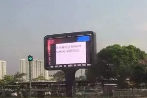 Billboard elektronik di-hack, ‘makan mahal kapitalis’