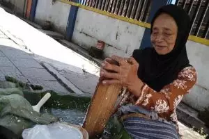 Cerita Mbah Harto, tetap semangat jualan lopis meski sedang sakit